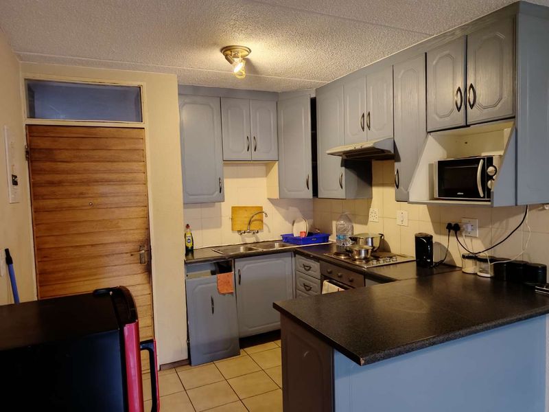 R9000-00 per month rental income 3 bedroom unit - Photo 4