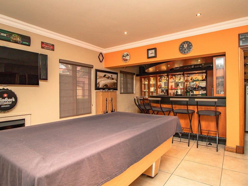 Gorgeous Tuscan style 4 Bedroom home in Lakefield  Benoni - Photo 7