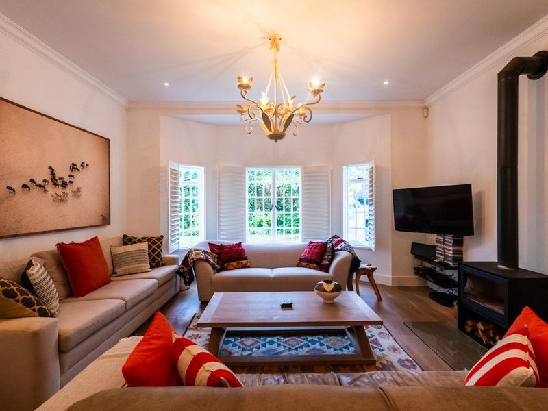 Elegant Furnished 4-Bedroom Home Available 01 July 2026 until 30 September in Franschhoek - Photo 2