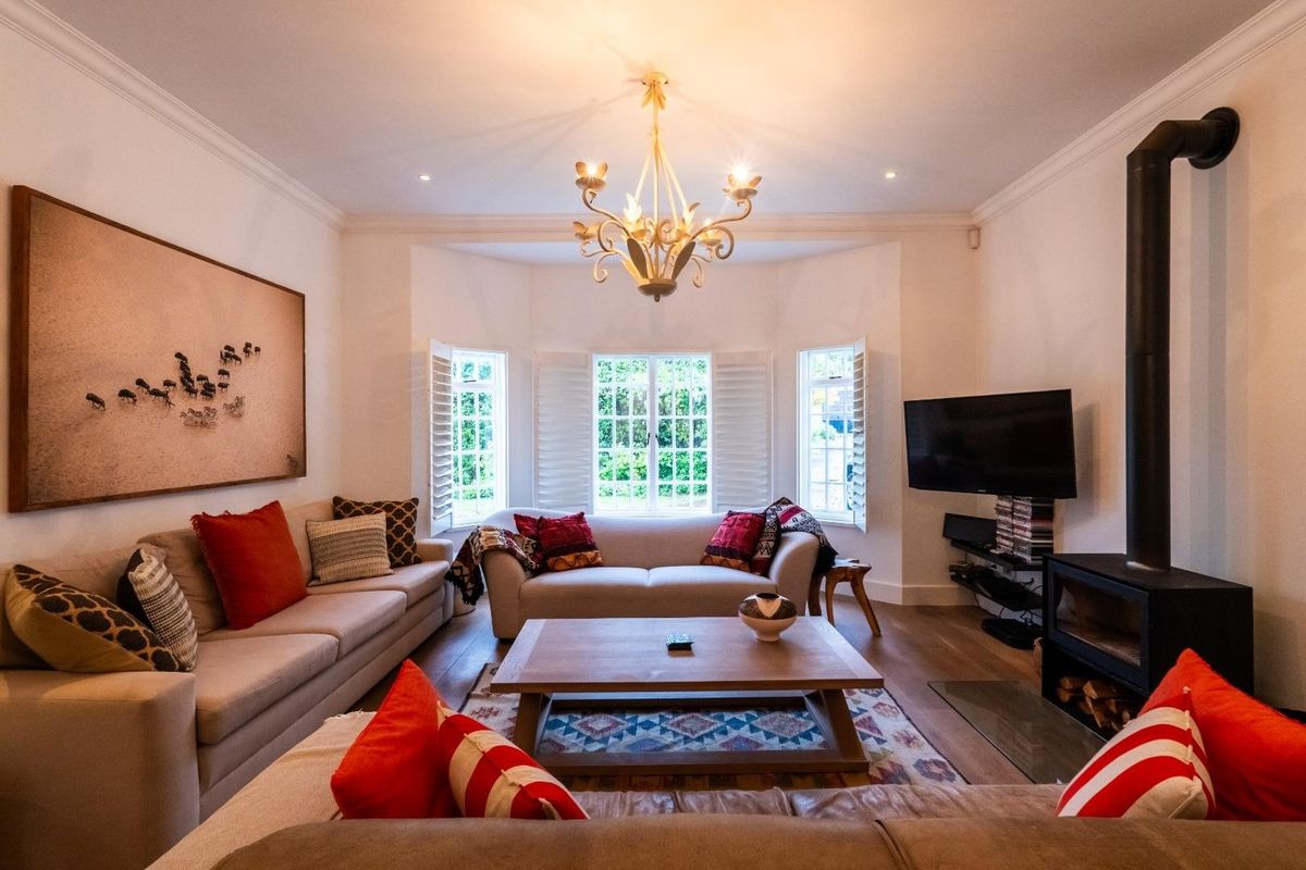 Elegant Furnished 4-Bedroom Home Available 01 July 2026 until 30 September in Franschhoek - Photo 2