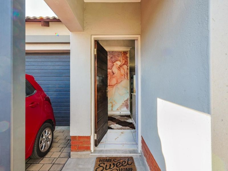 **Stunning Ultra-Modern 3-Bedroom Townhouse in the Prestigious Olive's Gate Estate** - Photo 4