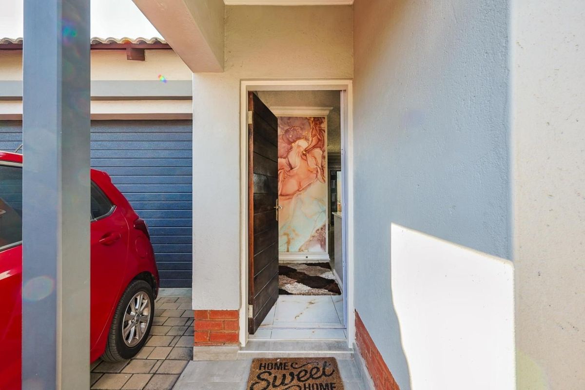 **Stunning Ultra-Modern 3-Bedroom Townhouse in the Prestigious Olive's Gate Estate** - Photo 4