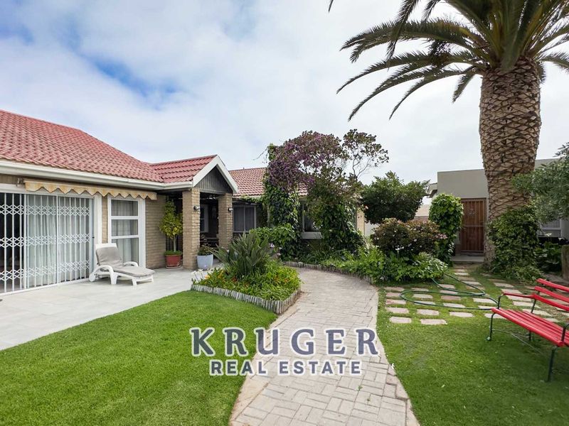 🌿 3-bedroom Family Home with flat for Sale in Ocean View! - Photo 3