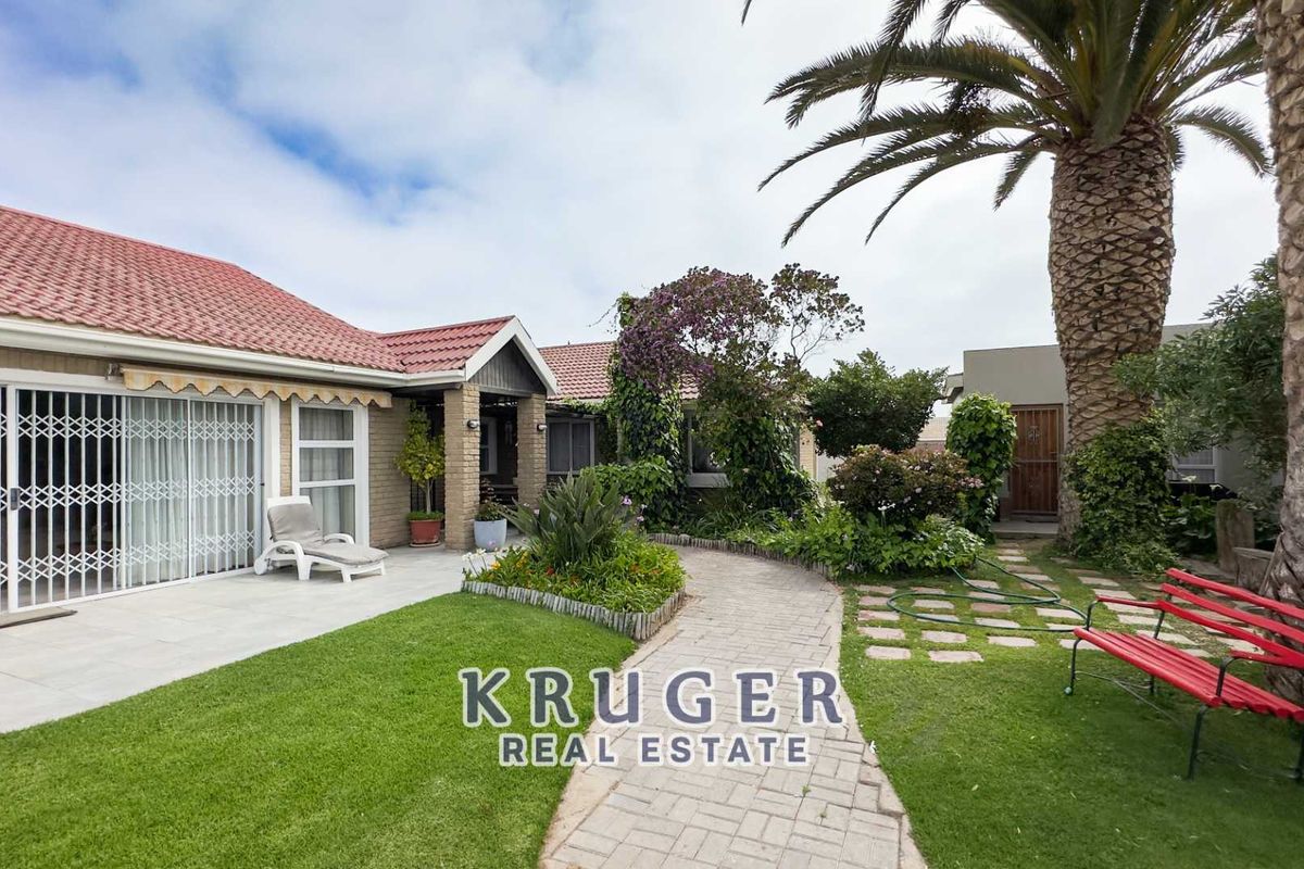 🌿 3-bedroom Family Home with flat for Sale in Ocean View! - Photo 3