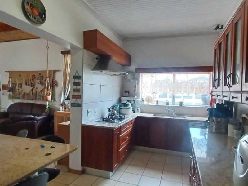 OLYMPIA - Versatile Family Home with Flat & Indoor Pool N$4 990 000 - Photo 10