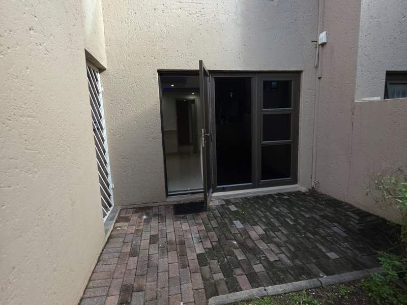 STUPENDOUS NEWLY RENOVATED 1 BED APARTMENT IN PARKTOWN NORTH - Photo 3