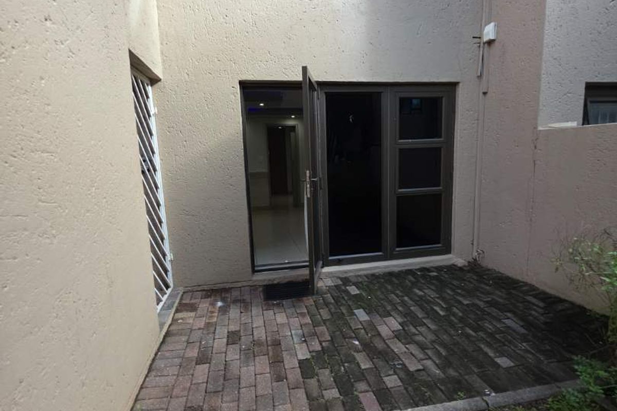 STUPENDOUS NEWLY RENOVATED 1 BED APARTMENT IN PARKTOWN NORTH - Photo 3