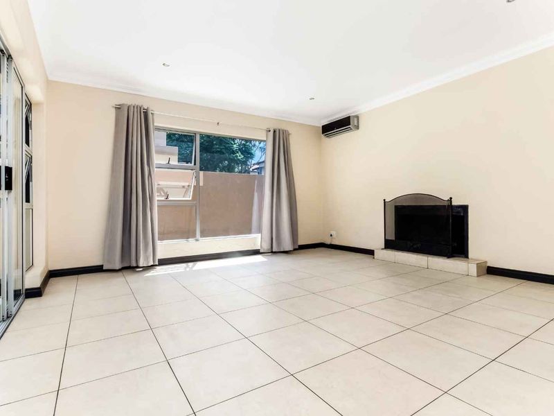 4 Bedroom House for Sale in Dainfern - Photo 7