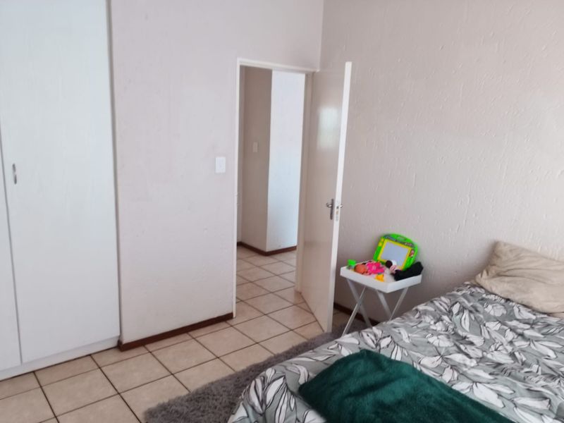 2 bed 2nd floor unit in 24h security complex, close to East rand Mall - Photo 5
