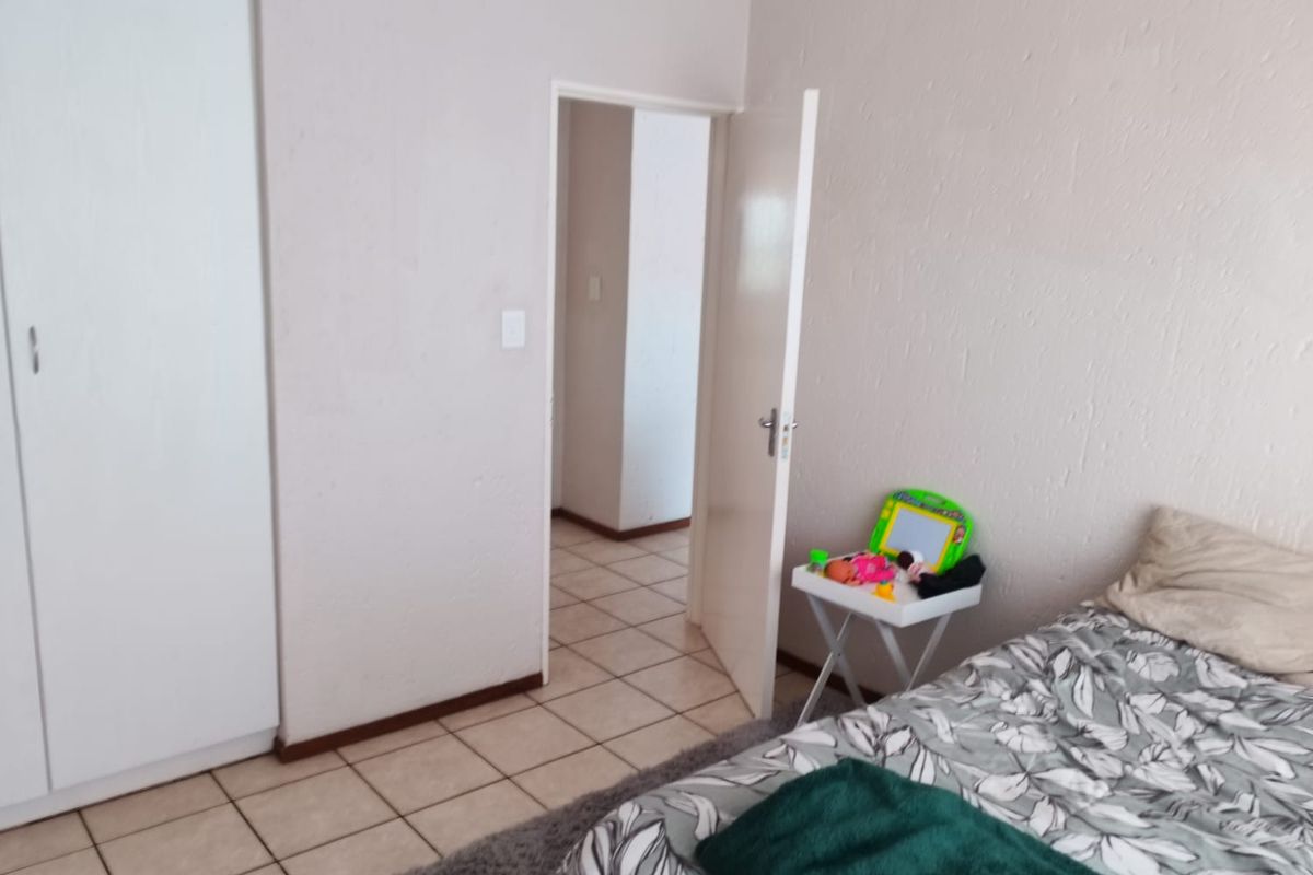 2 bed 2nd floor unit in 24h security complex, close to East rand Mall - Photo 5