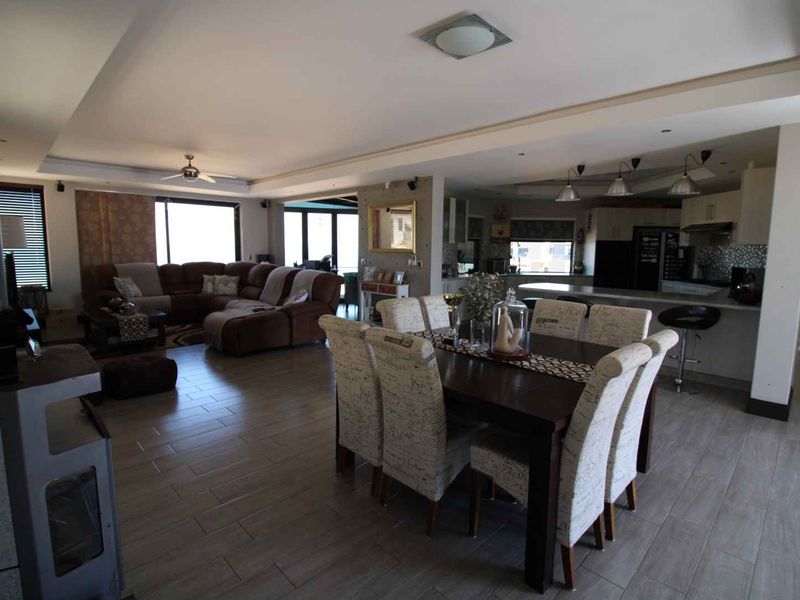 Perfectly positioned sea view property! Relax and unwind in this magnificent family home. - Photo 8