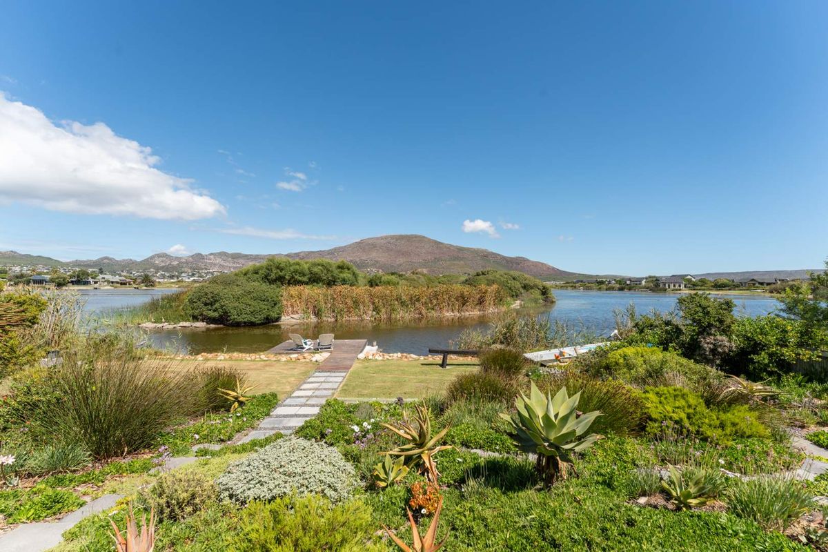 A Unique and bespoke haven of tranquility which is perfectly poised in a wind free position to deliver an unparallelled lifestyle beyond all imagination - Photo 3