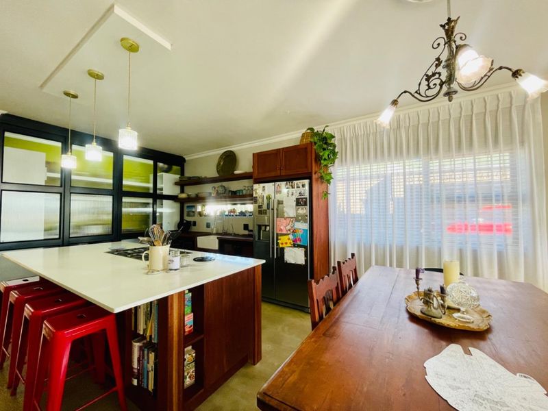 Beautiful 4 Bedroom Coastal Home in Sought-after Linkside, Mossel Bay - Photo 5