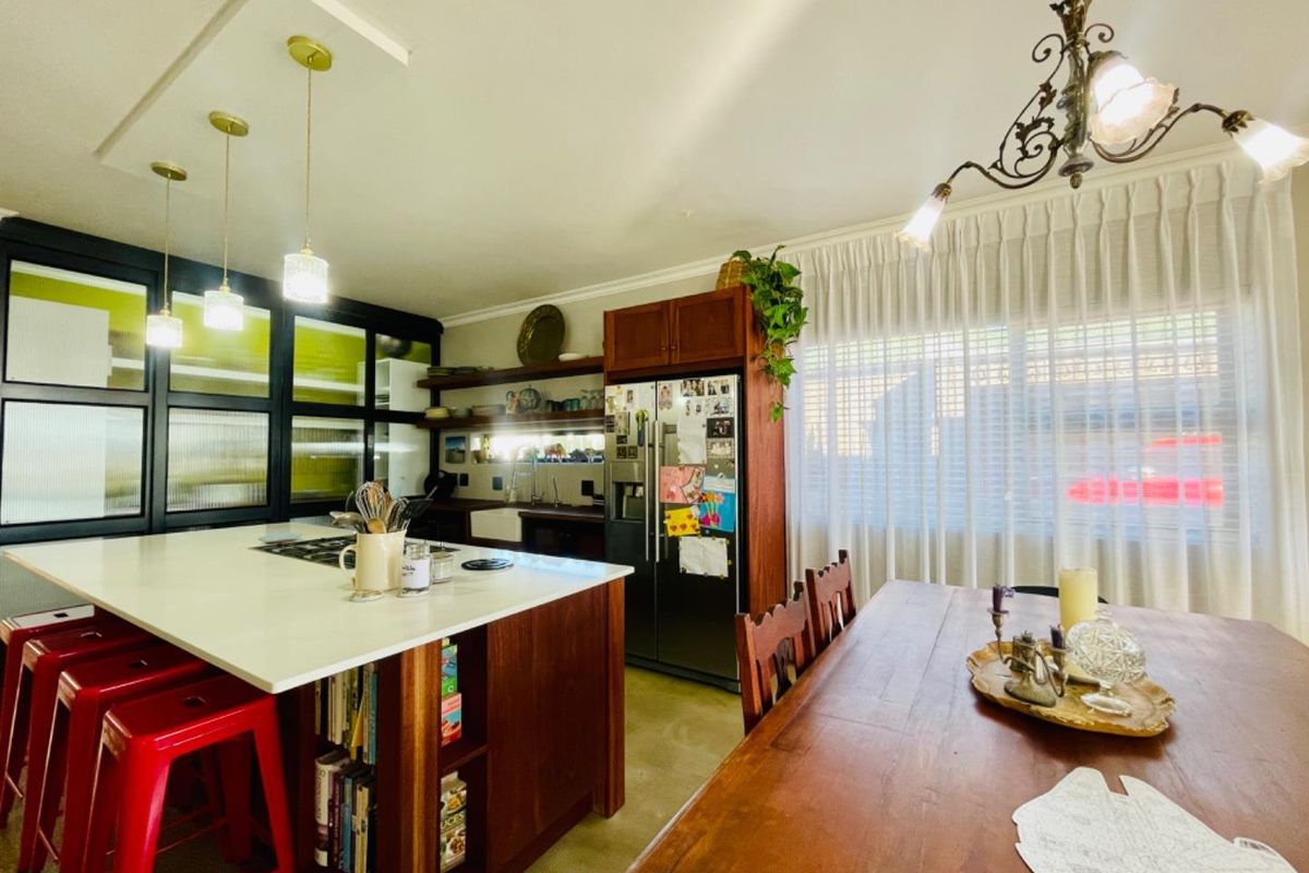 Beautiful 4 Bedroom Coastal Home in Sought-after Linkside, Mossel Bay - Photo 5