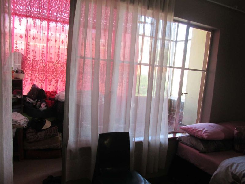 BEAUTIFUL ONE AND HALF [1.5 ] BEDROOM APARTMENT FOR SALE IN PRETORIA WEST BARGAIN - Photo 9