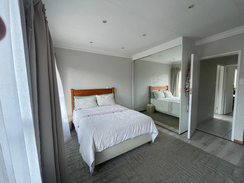 . "Discover Your Dream Home: Open-Plan Modern Living - Photo 5