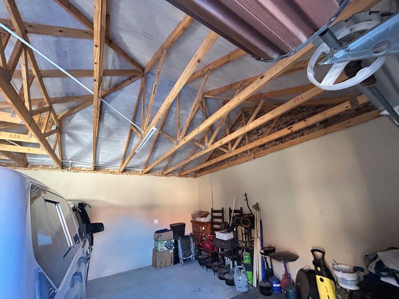 Charming 3-Bedroom Home with Luxurious Amenities - Photo 10