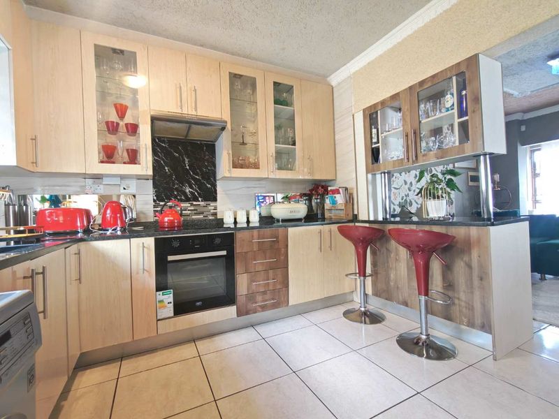 3 Bedroom House to Rent in Cosmo City - Photo 4