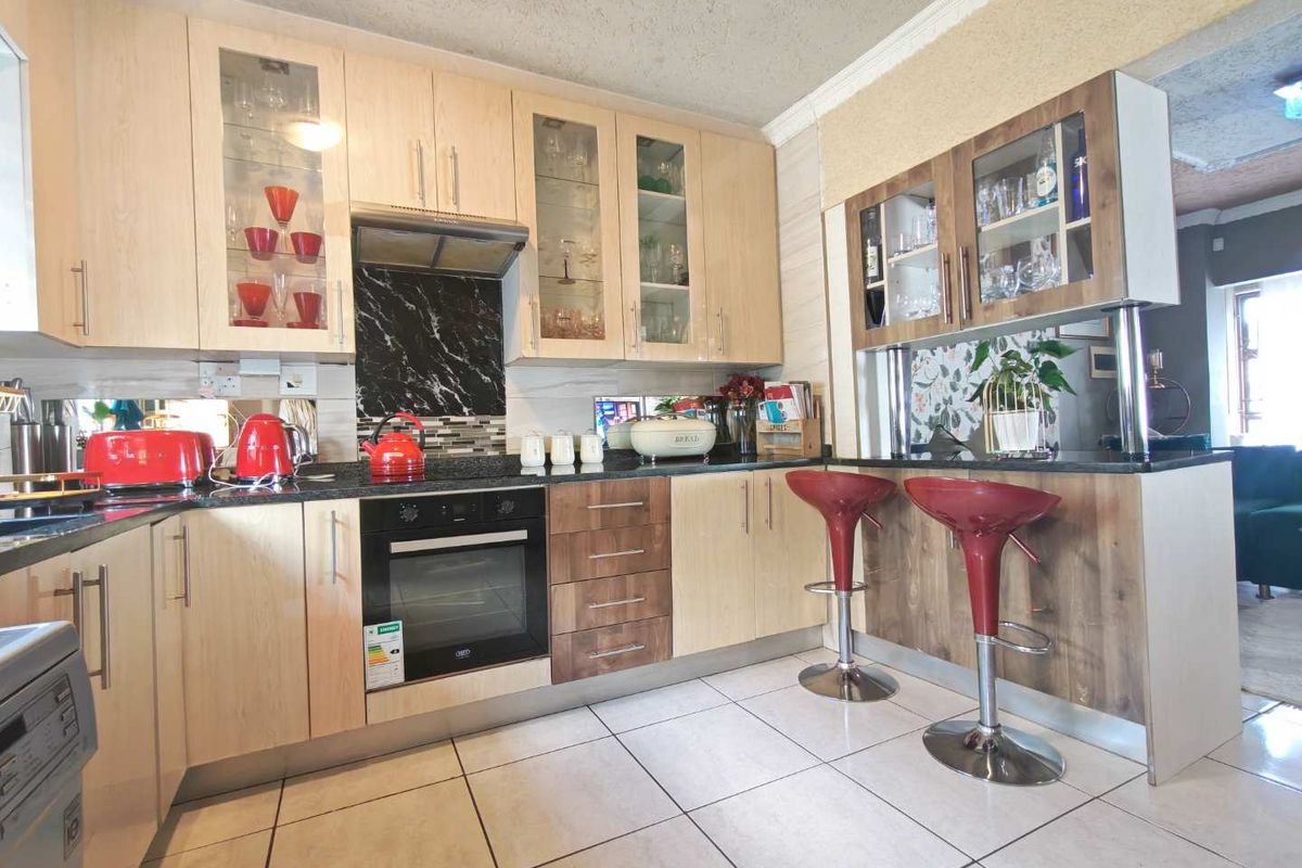 3 Bedroom House to Rent in Cosmo City - Photo 4