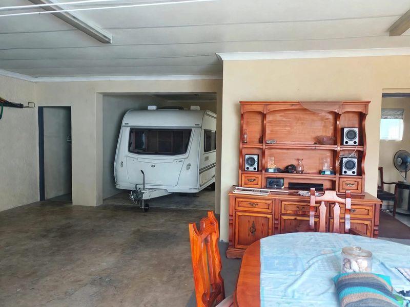 3 Bedroom home with 3 garages - Photo 6
