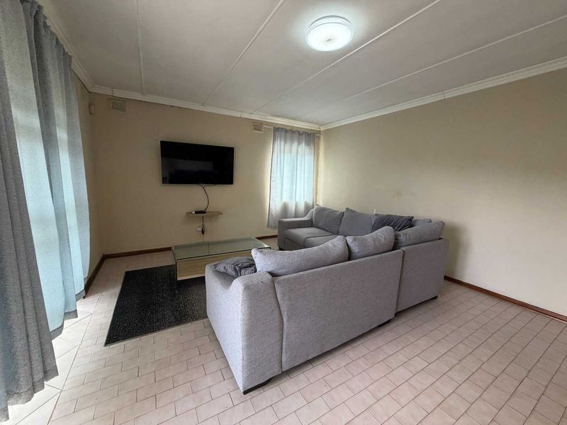 Hendra - Spacious Family Home in Prime La Lucia Location - Photo 5