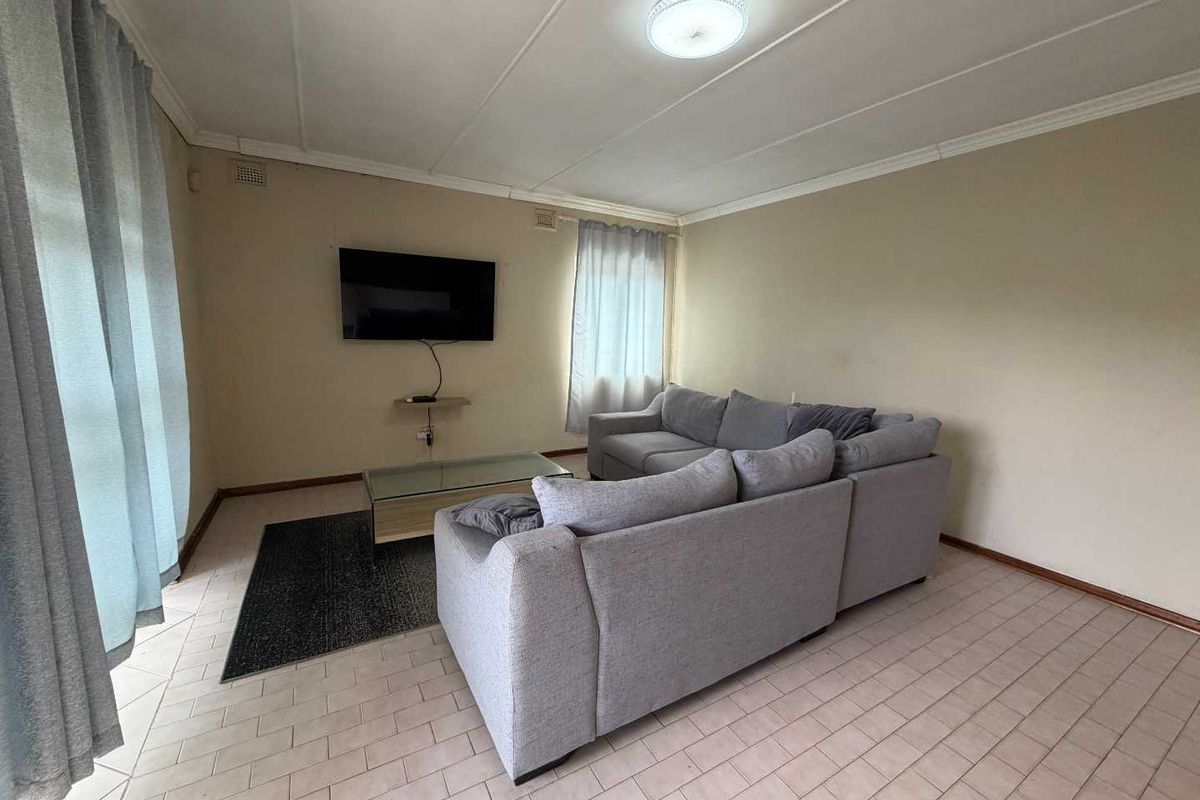 Hendra - Spacious Family Home in Prime La Lucia Location - Photo 5