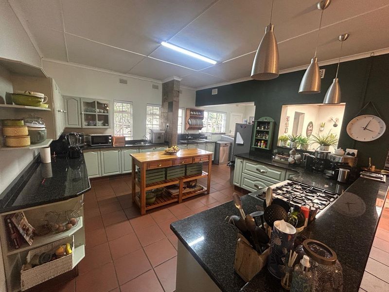 Stunning 4-Bedroom Family Home with Guest Suite - Photo 4