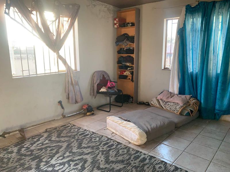 For Sale: Spacious 2-Bedroom Full Title Home – South Hills, Johannesburg - Photo 8