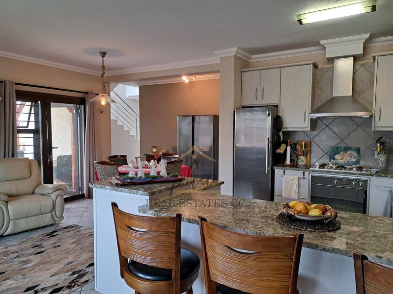 Immaculate 3 bedr, duplex townhouse, close to the beach, for sale in Dolphin Beach. - Photo 8