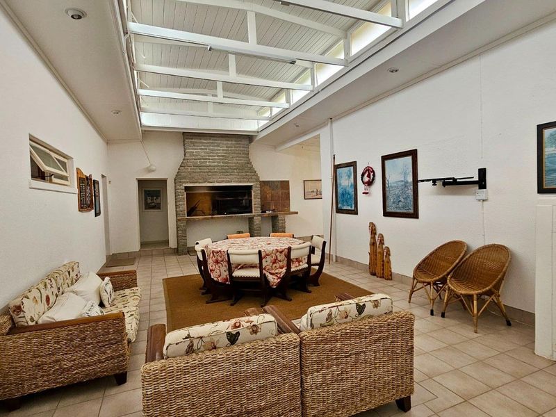 Spacious 7-Bedroom Sea-Facing Home in Henties Bay – Ideal for Bigger Families - Photo 3