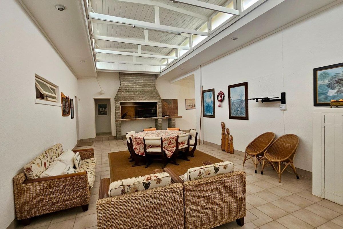 Spacious 7-Bedroom Sea-Facing Home in Henties Bay – Ideal for Bigger Families - Photo 3