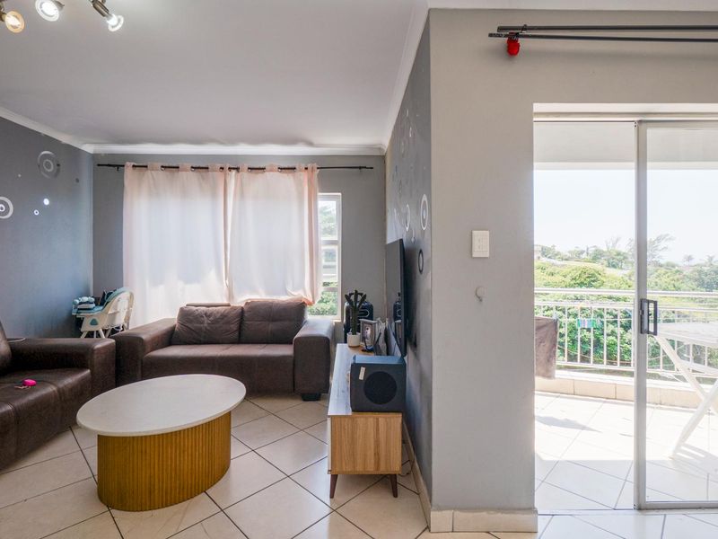 Spacious modern unit with open balcony - Photo 4