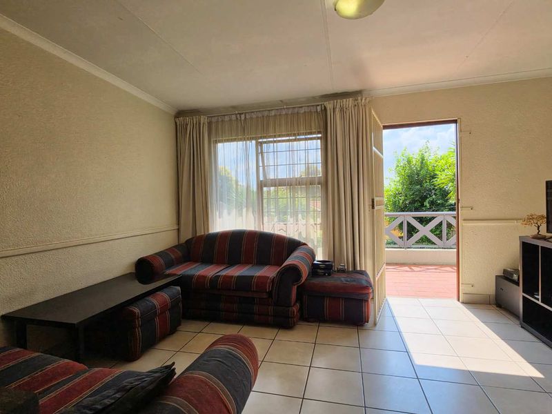 2 Bedroom Apartment / Flat for Sale in Verwoerdpark - Photo 6