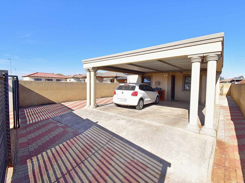 3 Bedroom, 2 Bathroom Home - Photo 2