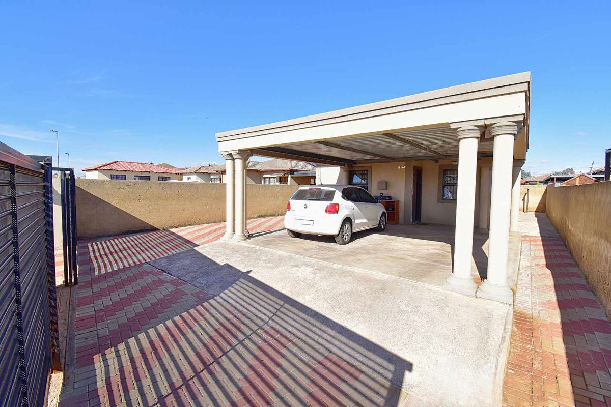 3 Bedroom, 2 Bathroom Home - Photo 2