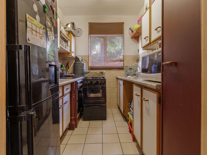 Ground-Floor unit offering three bedrooms and more - Secure complex - Photo 7