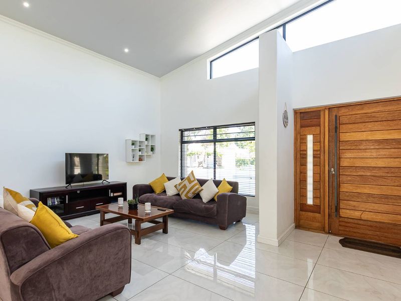 Modern Family Home with Double Volume Living and Separate 2-Bedroom Flatlet - Photo 5