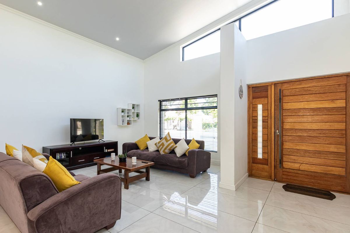 Modern Family Home with Double Volume Living and Separate 2-Bedroom Flatlet - Photo 5