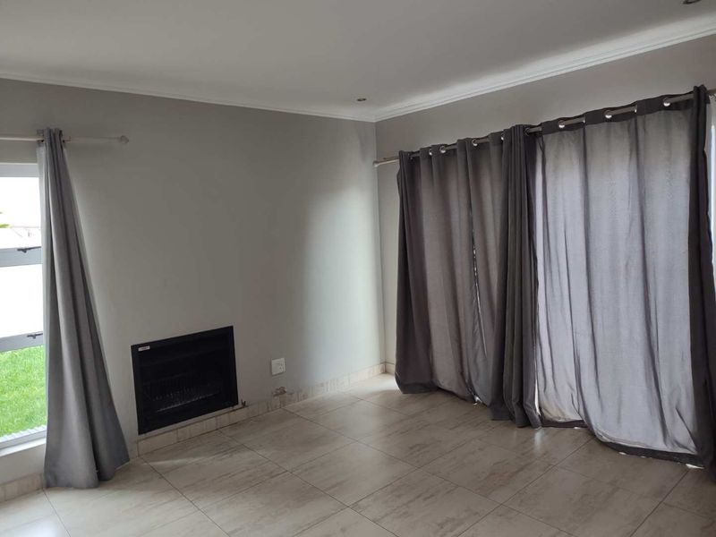 THATCHFIELD HILL - 4 BEDROOM HOUSE WITH STAFF QUARTERS - Photo 5