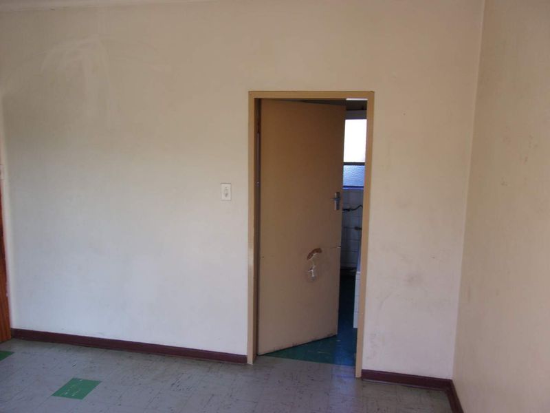 2 BEDROOM FLAT TO RENT IN PRETORIA WEST - Photo 9