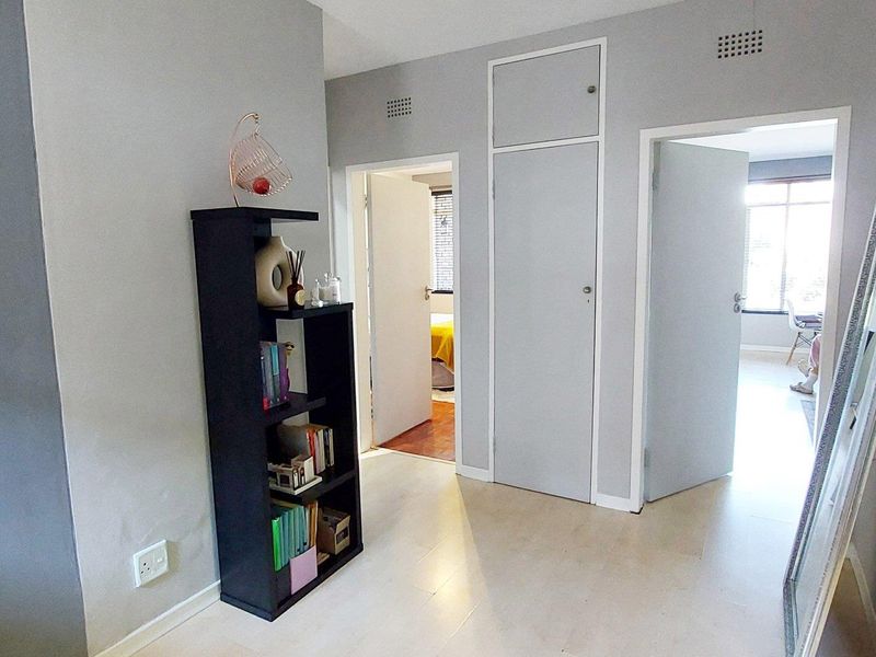Exceptional 1 bedroom, 1 bathroom, 1st floor apartment available for sale in Craighall Park - Photo 8