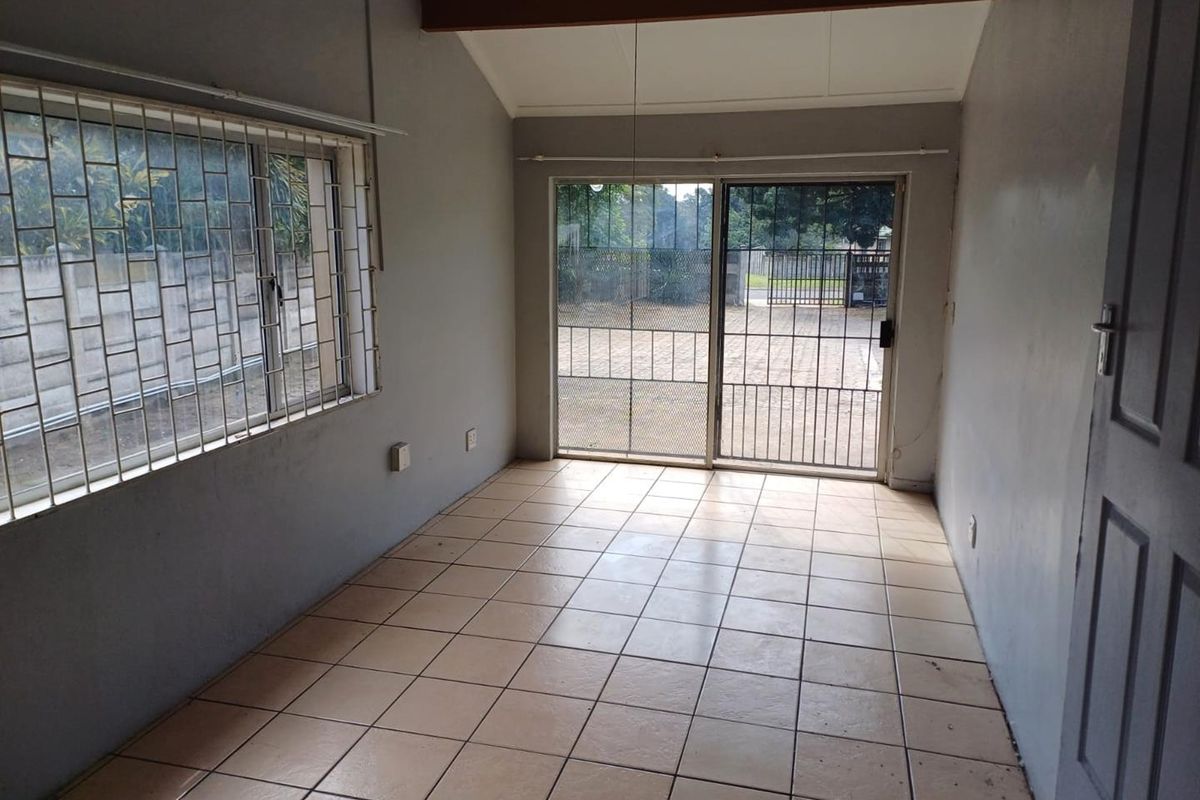 Spacious Family Home with Granny Flat, Pool & Drive-Through Garage in a Pet-Friendly Yard - Photo 4