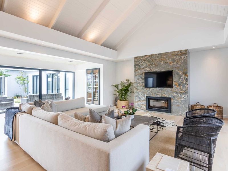 Exceptional Five-Bedroom Furnished Home to Rent in La Vue Neighbourhood on Val de Vie Estate - Photo 10