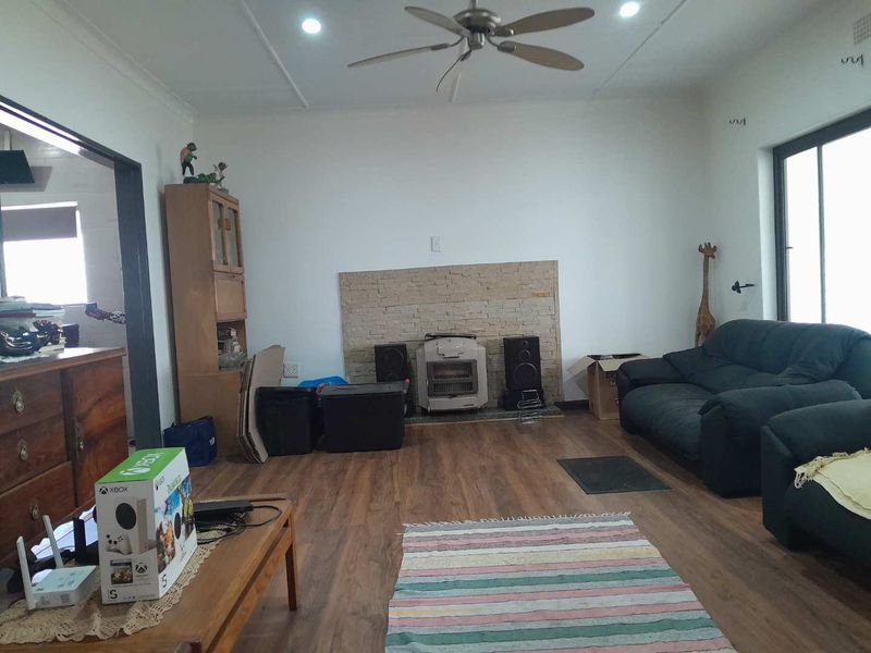 Neat and Spacious Modern Family Home - Photo 2