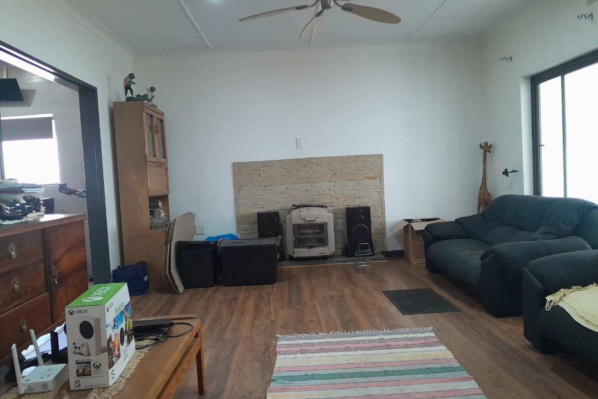 Neat and Spacious Modern Family Home - Photo 2