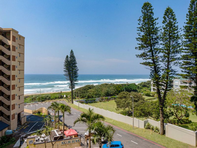 Beachfront with enclosed balcony - Photo 2