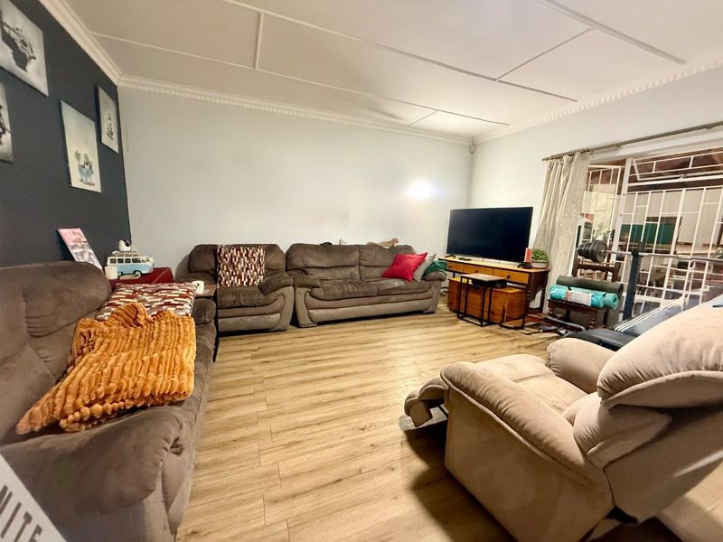Beautiful 4 Bedroom house for sale in vryheid - Photo 8