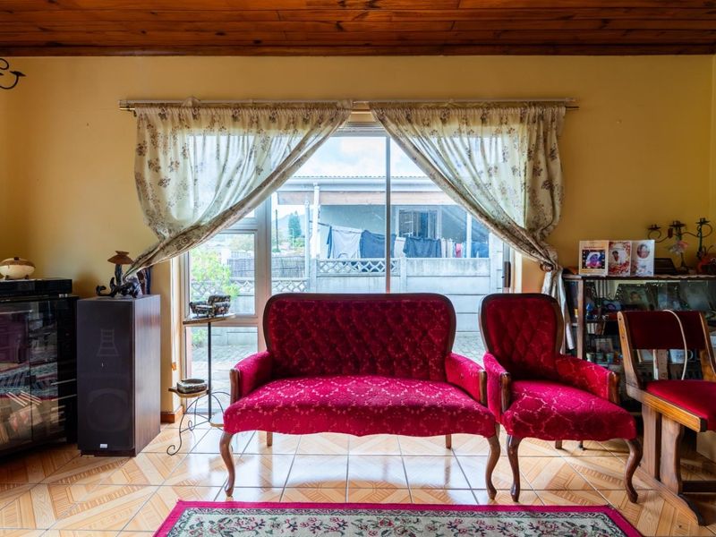 Idasvallei Family Home: Winelands Living with Mountain Views - Photo 6
