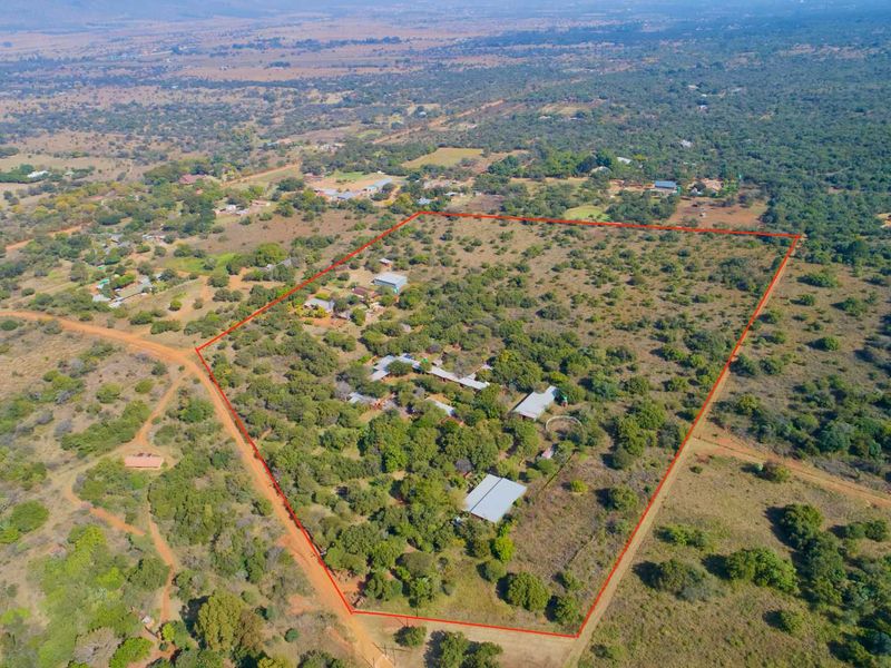 ***7ha Bushveld Property with Equestrian Facilities, Storerooms & Borehole – Kameeldrift West*** - Photo 1