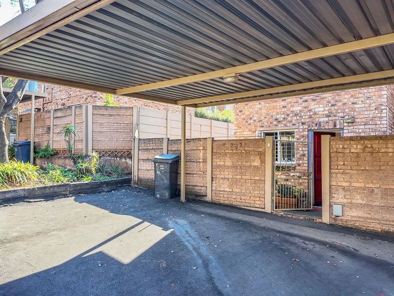 Charming Pet-Friendly Duplex with Enclosed Garden - Photo 4
